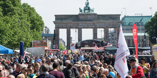 Viele Menschen vor dem Brandenburger Tor