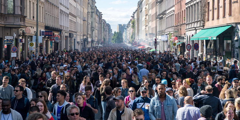 Viele Menschen in einer Straße