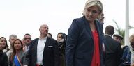 Marine Le Pen, Vorsitzende der französischen Partei Front National, vor einigen Menschen