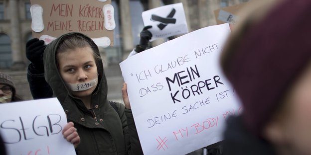 Eine junge Frau auf einer Demonstration gegen den Paragrafen 219a.