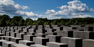 Denkmal für die ermordeten Juden Europas in Berlin. Darüber ziehen Wolken über einen blauen Himmel