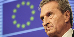EU-Kommissar Oettinger vor einer Europa-Flagge