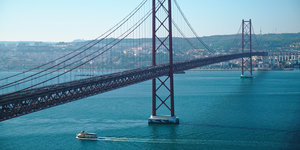 Die Hängebrücke Ponte 25 de Abril in Lissabon