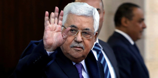 Mahmud Abbas winkt