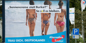 Ein Wahlplakat der AfD mit drei Frauen im Bikini
