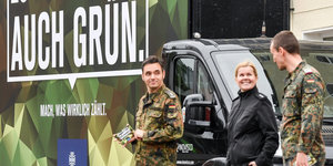 SoldatInnen der Bundeswehr vor einem Bundeswehr-Truck