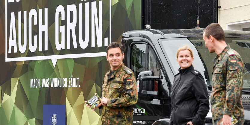 SoldatInnen der Bundeswehr vor einem Bundeswehr-Truck