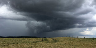 Unwetter über Acker