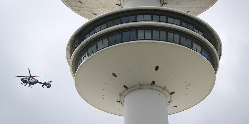 Ein Polizeihubschrauber neben dem Fernsehturm in Hamburg