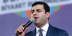 Selahattin Demirtaş spricht in ein Mikrofon