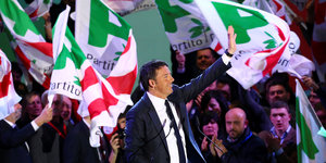 Matteo Renzi vor Parteifahnen