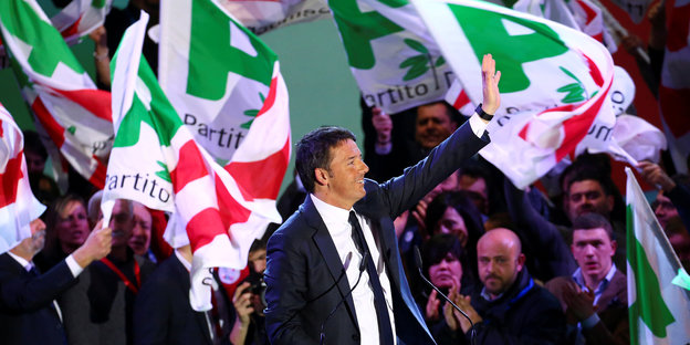 Matteo Renzi vor Parteifahnen
