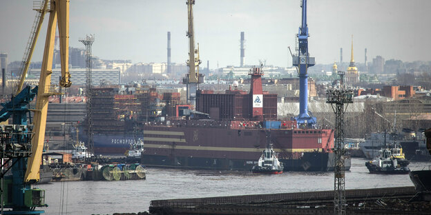 Schwimmendes Atomkraftwerk verlässt den Hafen von Sankt Petersburg