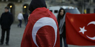 Demonstranten mit türkischen Fahnen.