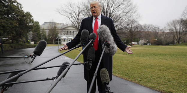 Donald Trump vor Mikrofonen