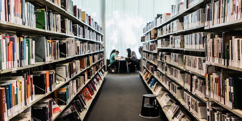 Regale und Leser in einer Bibliothek