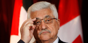 Mahmud Abbas fasst sich an die Brille