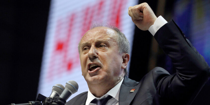 Muharrem Ince mit erhobener Faust vor einem Mikrofon