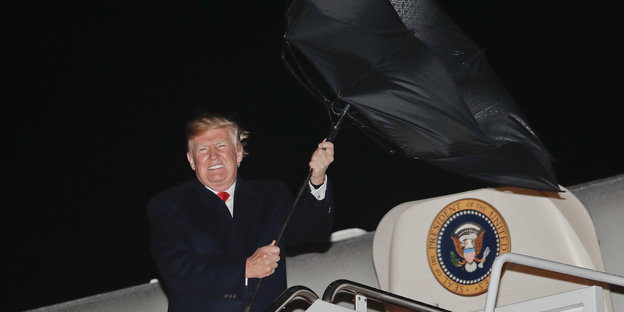 US-Präsident Trump vor seinem Flugzeug