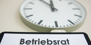 Schild "Betriebsrat", darüber eine Uhr