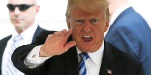 Donald Trump winkt