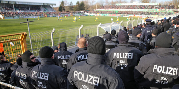 Polizisten auf den Rängen eines Fußballspiels