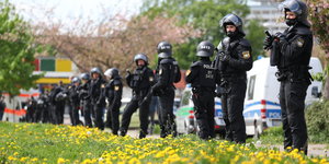 01.05.2018 Sachsen, Chemnitz: Polizisten warten am Straßenrand auf eine Demonstration der Mai-Kundgebungen.