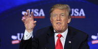 Donald Trump mit krallenartig erhobener rechter Hand