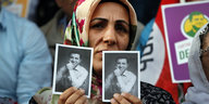 Eine pro-kurdische Demonstrantin hält Fotos von Selahattin Demirtas hoch