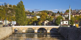 Stadtansicht von Sarajevo am Flußufer