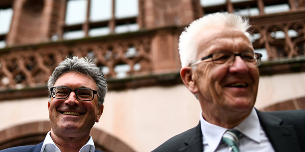 Der bisherige Freiburger Oberbürgermeister Dieter Salomon und Winfried Kretschmann lachen