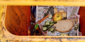 Weggeworfene Lebensmittel in einer Mülltonne