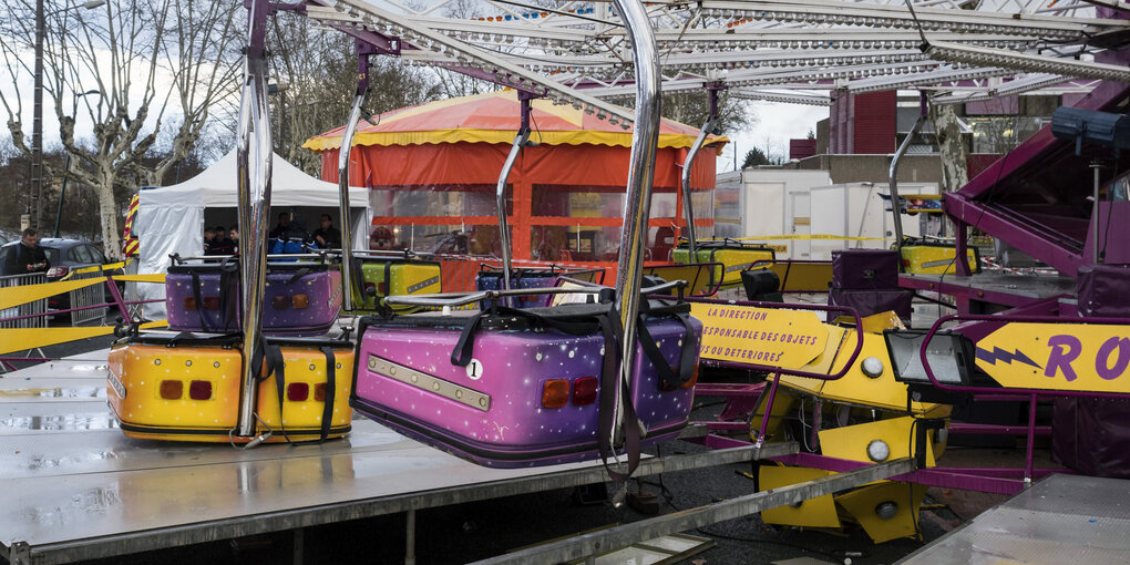 Ein leeres Fahrgeschäft auf einer Kirmes