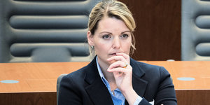 Christina Schulze Föcking verfolgt eine Debatte im Landtag