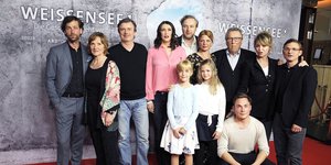 SchauspielerInnen der ARD-Serie „Weissensee“ posieren bei der Premierenfeier der neuen Staffel für die Kamera