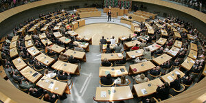 Blick in den mit vielen Abgeordneten besetzten Plenarsaal des NRW-Landtags