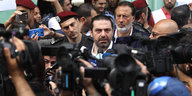 Der ehemalige libanesische Ministerpräsident Hariri umringt von Kameras und Journalisten