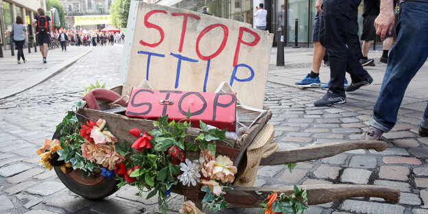 Eine Schubkarremit einem Schild Stop TTIP
