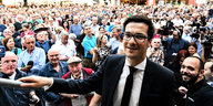 Der neue Freiburger Oberbürgermeister Martin Horn steht vor vielen Menschen vor dem Rathaus