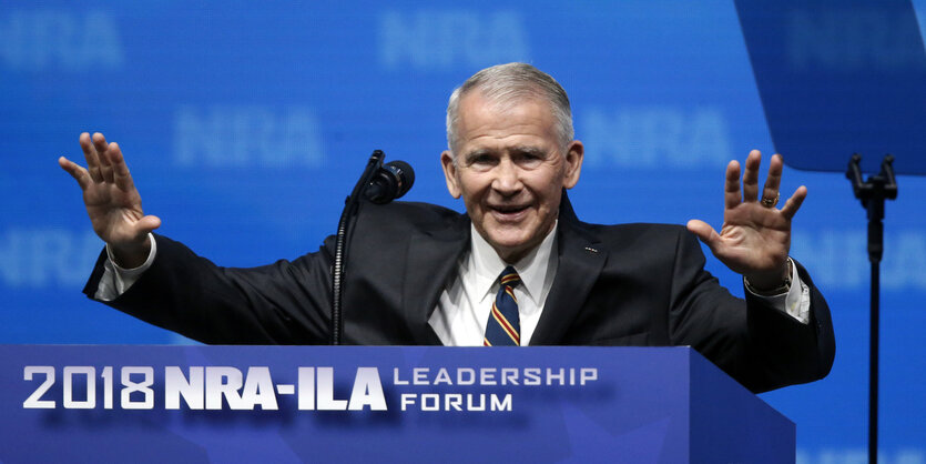 Oliver North am Rednerpult einer Veranstaltung der NRA