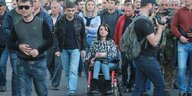 Die Rollstuhlfahrerin Zara Batojan bei einer Kundgebung in Jerewan