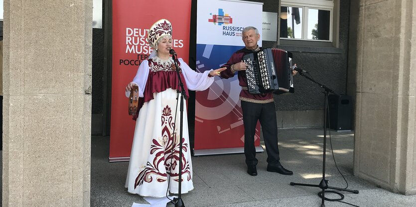 Sängerin und Akordeonspieler in russischer Tracht