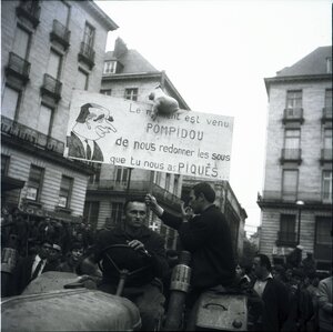 Menschen bei einer Demonstration, im Vordergrund sitzt ein Mann auf einem Traktor Menschen bei einer Demonstration, im Vordergrund sitzt ein Mann auf einem Traktor
