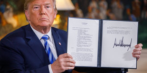 US-Präsident Trump hält ein krakelig unterzeichnetes Memorandum hoch