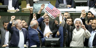 Konservative Abgeordnete verbrennen am Mittwoch im iranischen Parlament eine US-Flagge