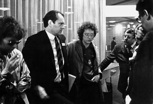 Der Regisseur Hellmuth Costard (re) und der Festivalleiter der Kurzfilmtage, Hilmar Hoffmann (li), 1968 Der Regisseur Hellmuth Costard (re) und der Festivalleiter der Kurzfilmtage, Hilmar Hoffmann (li), 1968