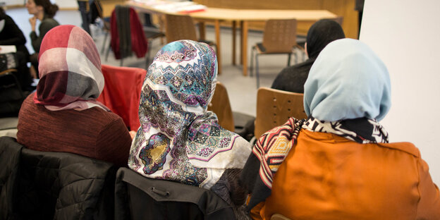 Drei Frauen mit Kopftuch im Berliner Gerichtssaal