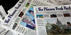 Mehrere Ausgaben der Phnom Penh Post liegen übereinander
