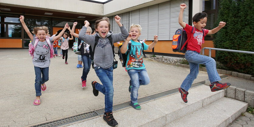 Kinder rennen von einem Gebäude weg