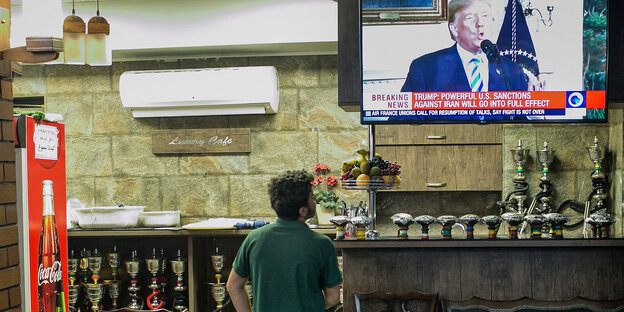 Ein Gast eines Teehauses verfolgt die Erklärung von US-Präsident Donald Trump zum Ausstieg der USA aus dem Atomabkommen im Fernsehen